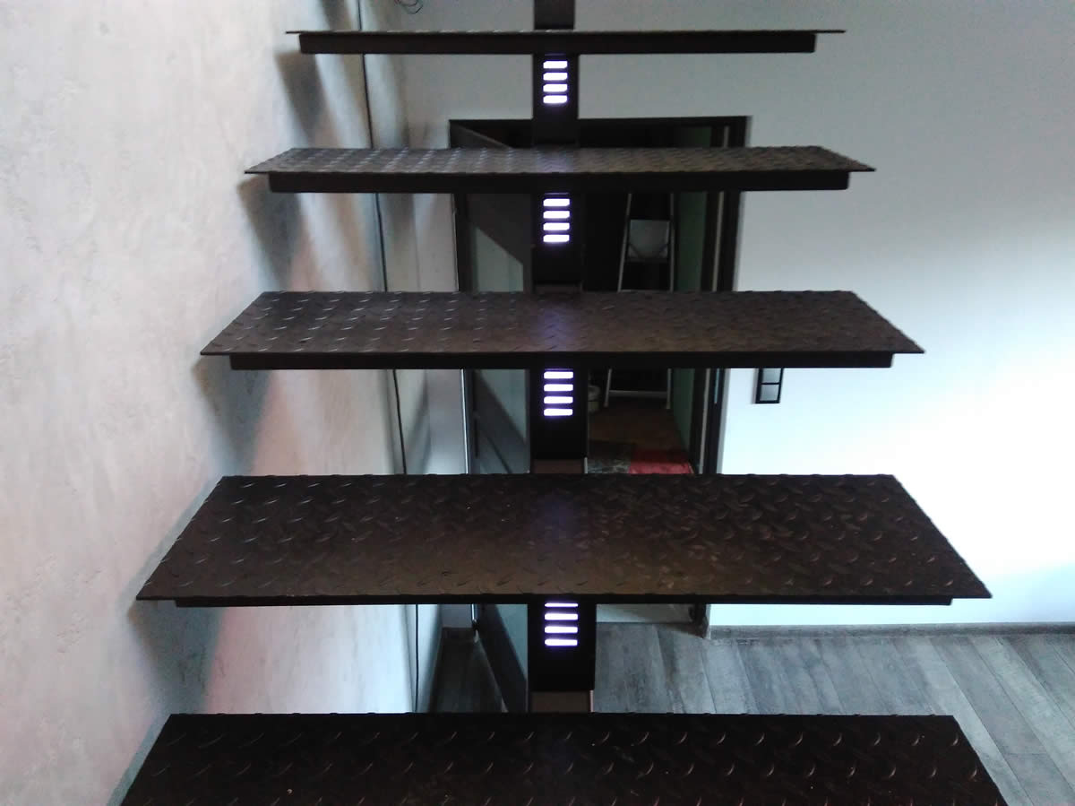 Schody metalowe z ciekawym efektem LED